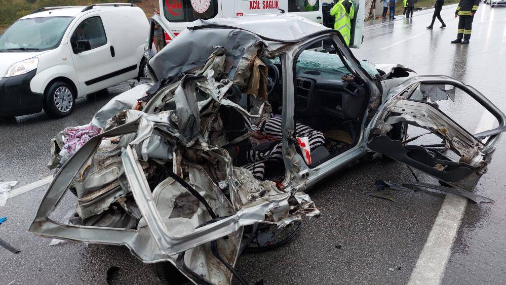 TIR, yolcu otobüsü, polis aracı ve otomobiller çarpıştı: 3 ölü, 10 yaralı 1